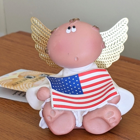 ANGEL CHEEKS "ANGEL WITH FLAG" KIRK'S KRITTERS 2001 FIGURINE - Picture 1 of 11